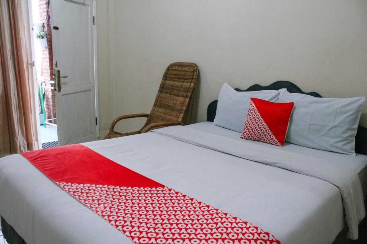 Oyo Flagship 2799 Berastagi Backpacker Rooms Екстер'єр фото