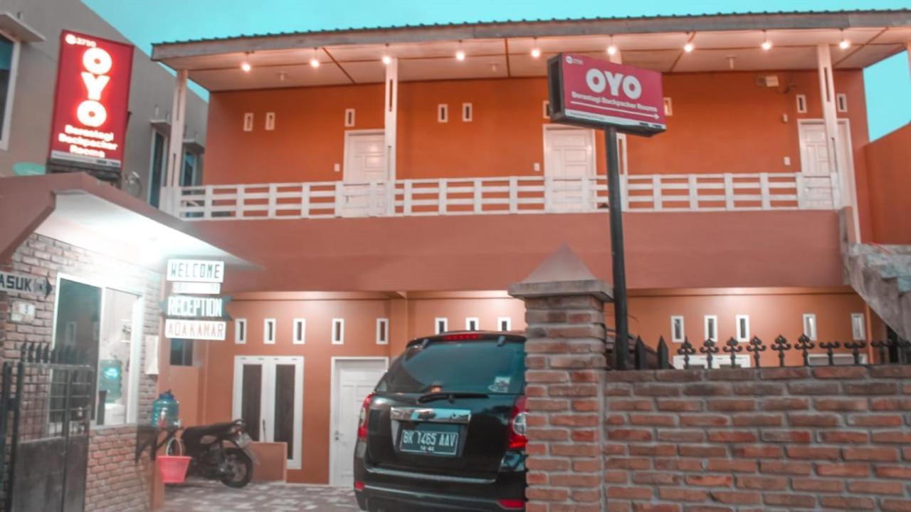 Oyo Flagship 2799 Berastagi Backpacker Rooms Екстер'єр фото