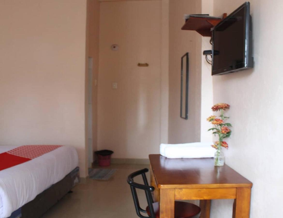 Oyo Flagship 2799 Berastagi Backpacker Rooms Екстер'єр фото