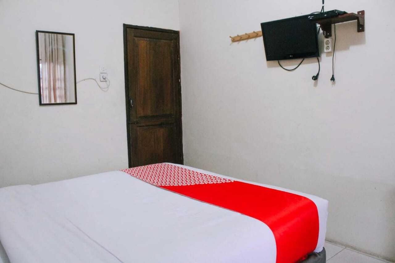 Oyo Flagship 2799 Berastagi Backpacker Rooms Екстер'єр фото